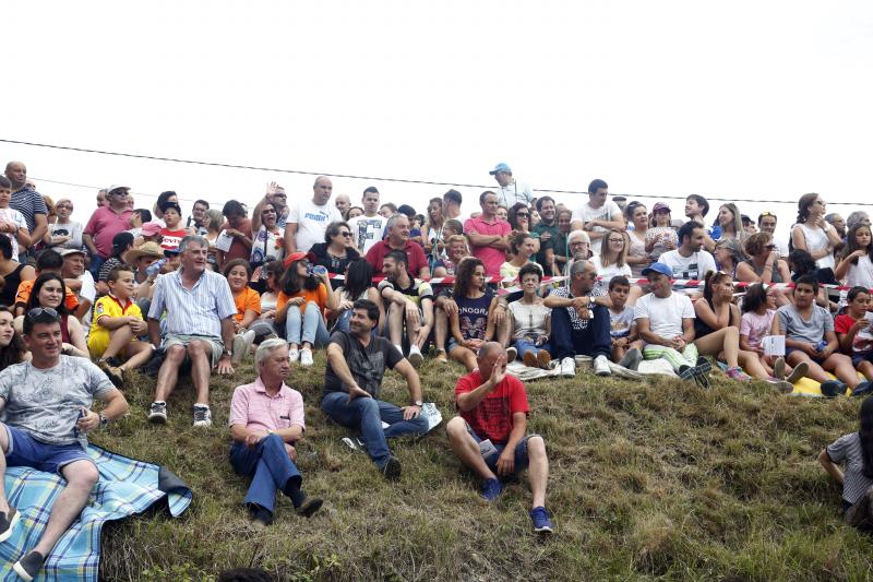 Centenares de personas han seguido el espectacular desfile de carrozas de Valdesoto, acto central de las fiestas en honor a San Félix. Una decena de agrupaciones han dado muestra de su creatividad e ingenio.