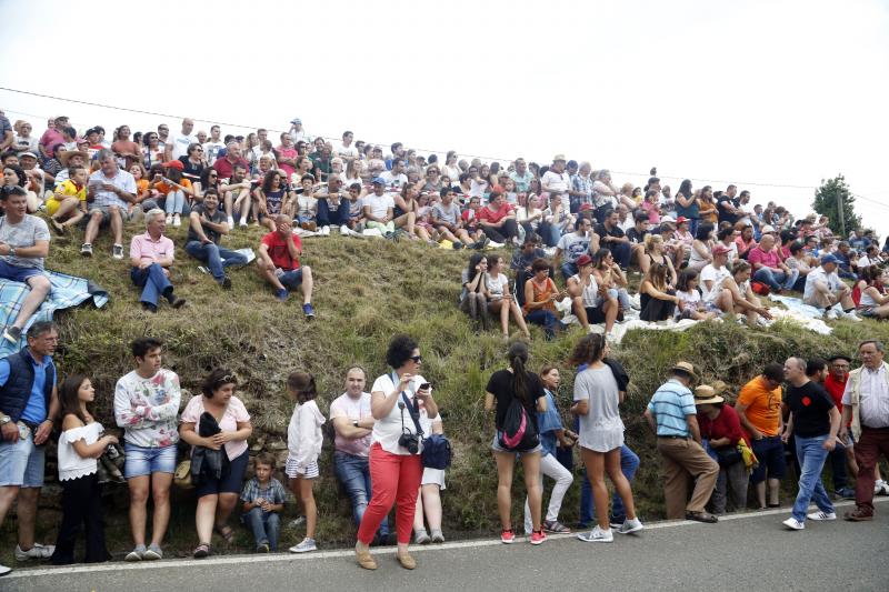 Centenares de personas han seguido el espectacular desfile de carrozas de Valdesoto, acto central de las fiestas en honor a San Félix. Una decena de agrupaciones han dado muestra de su creatividad e ingenio.