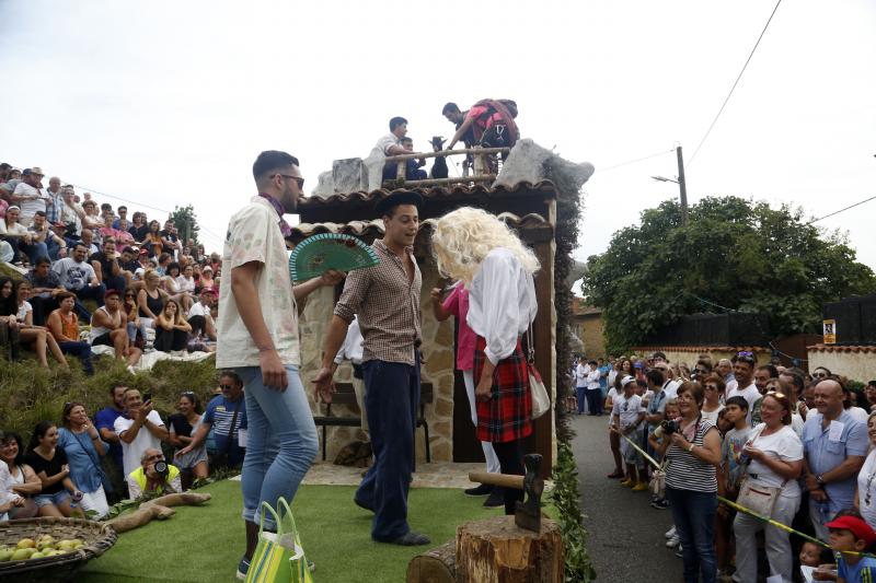 Centenares de personas han seguido el espectacular desfile de carrozas de Valdesoto, acto central de las fiestas en honor a San Félix. Una decena de agrupaciones han dado muestra de su creatividad e ingenio.