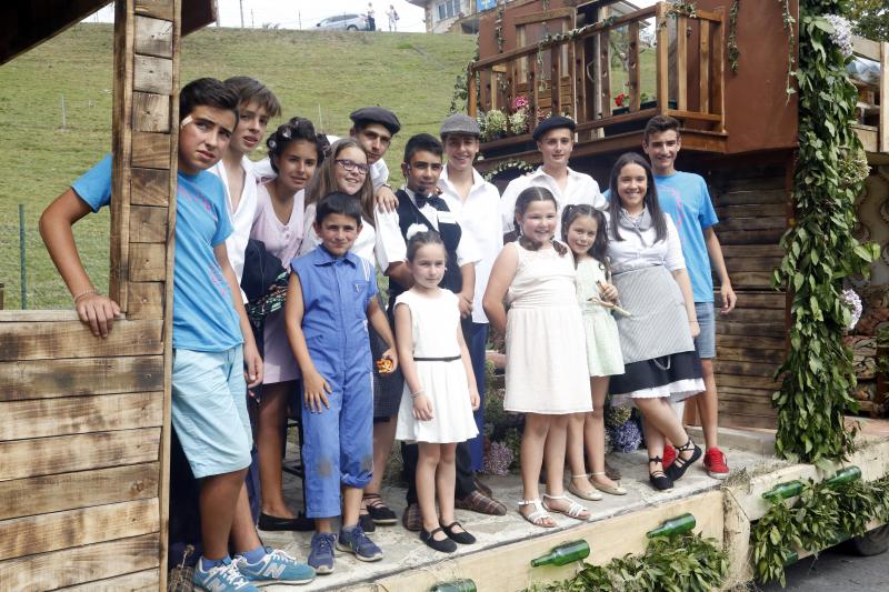 Centenares de personas han seguido el espectacular desfile de carrozas de Valdesoto, acto central de las fiestas en honor a San Félix. Una decena de agrupaciones han dado muestra de su creatividad e ingenio.