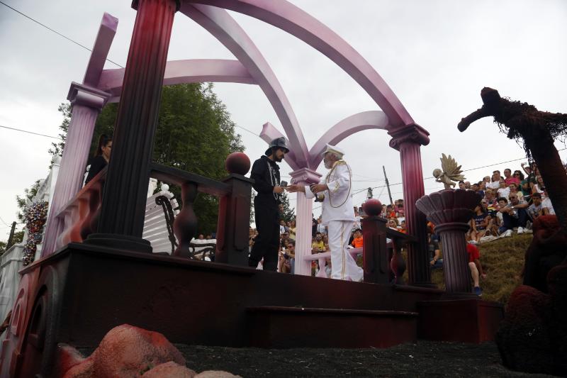 Centenares de personas han seguido el espectacular desfile de carrozas de Valdesoto, acto central de las fiestas en honor a San Félix. Una decena de agrupaciones han dado muestra de su creatividad e ingenio.
