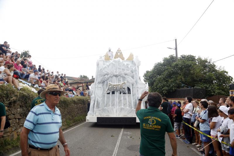 Centenares de personas han seguido el espectacular desfile de carrozas de Valdesoto, acto central de las fiestas en honor a San Félix. Una decena de agrupaciones han dado muestra de su creatividad e ingenio.