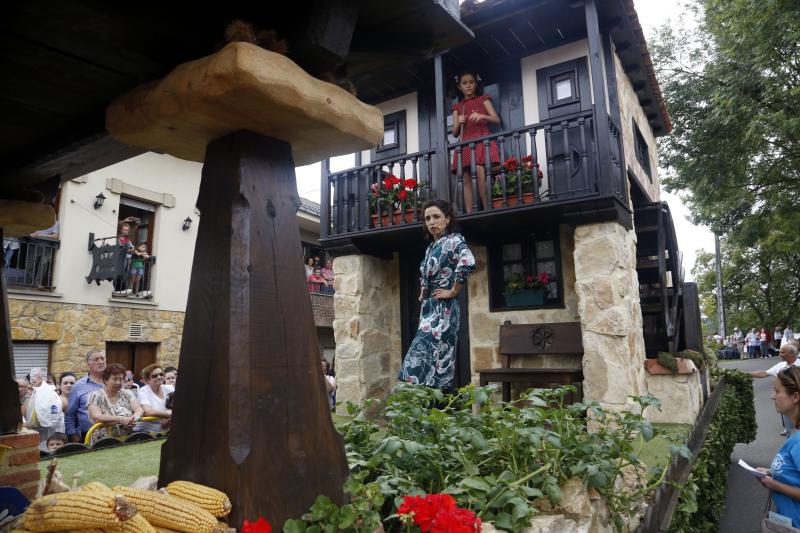 Centenares de personas han seguido el espectacular desfile de carrozas de Valdesoto, acto central de las fiestas en honor a San Félix. Una decena de agrupaciones han dado muestra de su creatividad e ingenio.