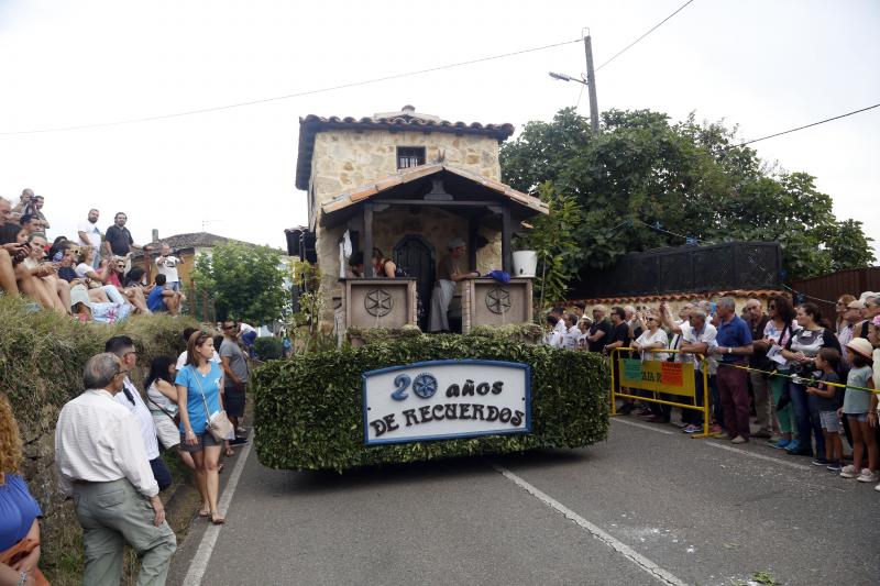 Centenares de personas han seguido el espectacular desfile de carrozas de Valdesoto, acto central de las fiestas en honor a San Félix. Una decena de agrupaciones han dado muestra de su creatividad e ingenio.