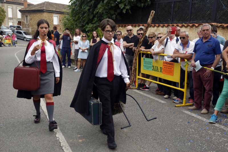 Centenares de personas han seguido el espectacular desfile de carrozas de Valdesoto, acto central de las fiestas en honor a San Félix. Una decena de agrupaciones han dado muestra de su creatividad e ingenio.