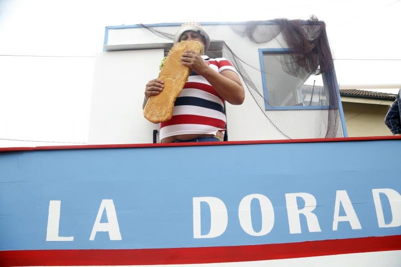 Centenares de personas han seguido el espectacular desfile de carrozas de Valdesoto, acto central de las fiestas en honor a San Félix. Una decena de agrupaciones han dado muestra de su creatividad e ingenio.