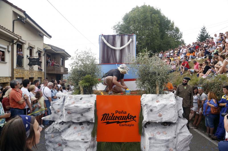 Centenares de personas han seguido el espectacular desfile de carrozas de Valdesoto, acto central de las fiestas en honor a San Félix. Una decena de agrupaciones han dado muestra de su creatividad e ingenio.