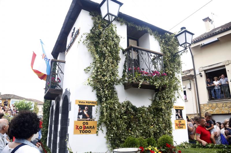 Centenares de personas han seguido el espectacular desfile de carrozas de Valdesoto, acto central de las fiestas en honor a San Félix. Una decena de agrupaciones han dado muestra de su creatividad e ingenio.