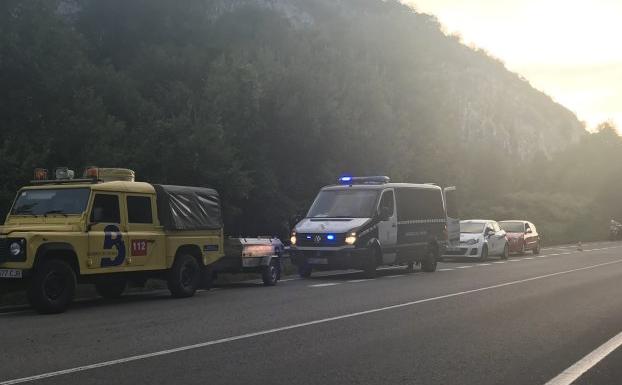 Efectivos de Bomberos de Asturias y de la Guardia Civil, en la zona del accidente. 