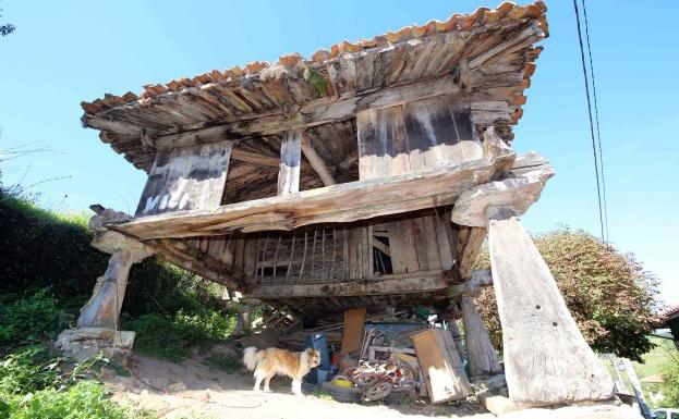 Hórreo ubicado en la pequeña localidad parraguesa de La Roza. 