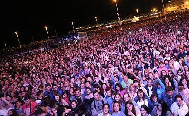 Miles de personas llenaron la explanada de Poniente para ver el debut de Morat en territorio gijonés. 