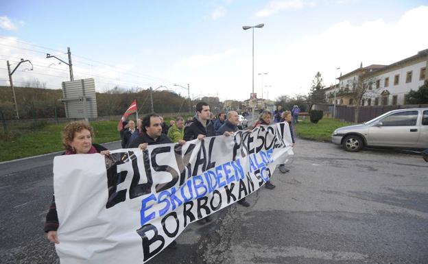 Simpatizantes de la izquierda abertzale en apoyo a jóvenes de Segi.