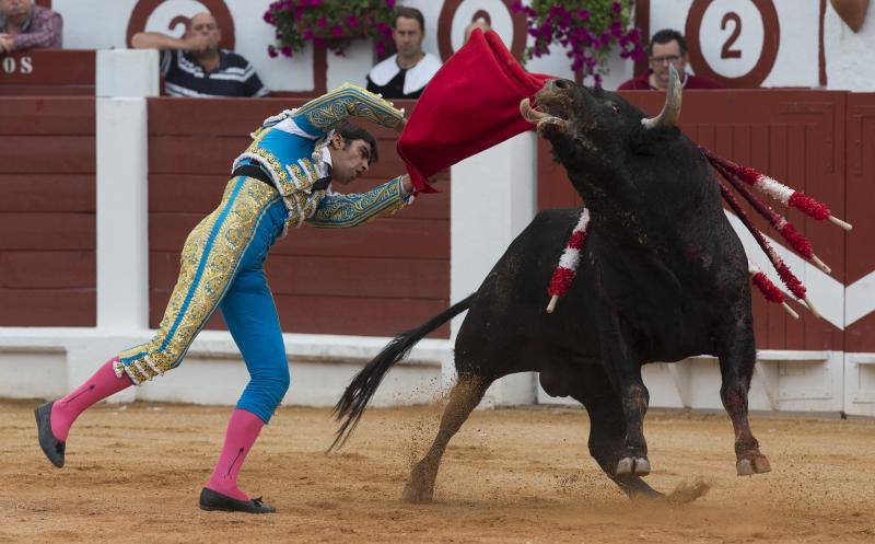 Público entusiasmado en una tarde floja en El Bibio