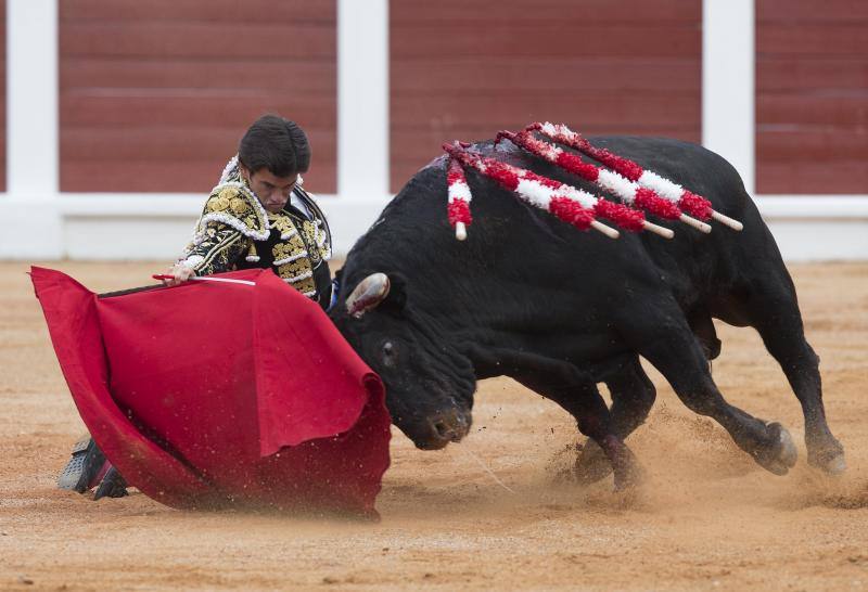 Público entusiasmado en una tarde floja en El Bibio