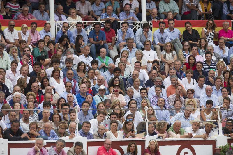 Público entusiasmado en una tarde floja en El Bibio