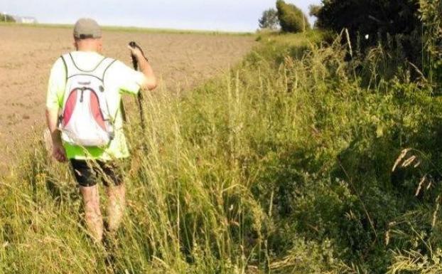 Un senderista en la senda que une Cadavedo y Quintana. 