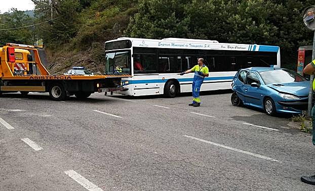 La grúa retira uno de los vehículos implicados en el suceso.