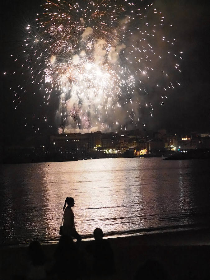 Las inolvidables postales de Gijón que deja la noche de los fuegos