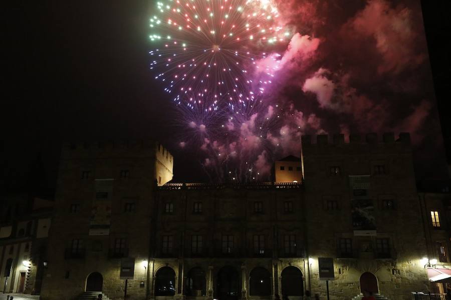 Las inolvidables postales de Gijón que deja la noche de los fuegos