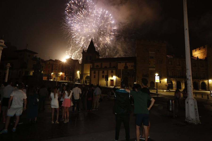 Las inolvidables postales de Gijón que deja la noche de los fuegos