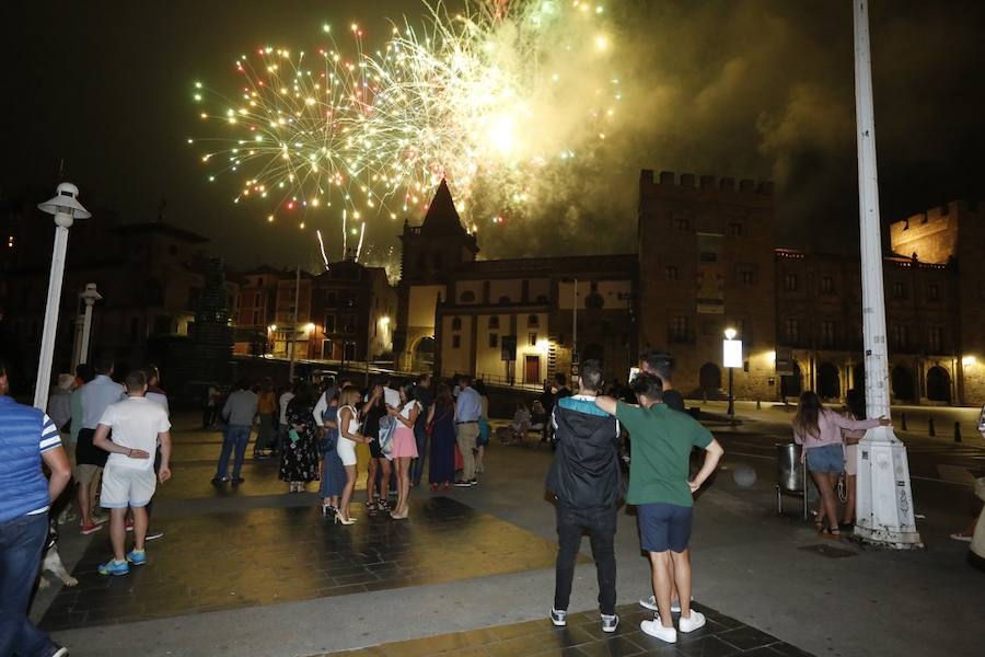 Las inolvidables postales de Gijón que deja la noche de los fuegos