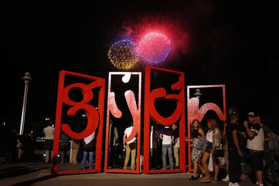 Las inolvidables postales de Gijón que deja la noche de los fuegos