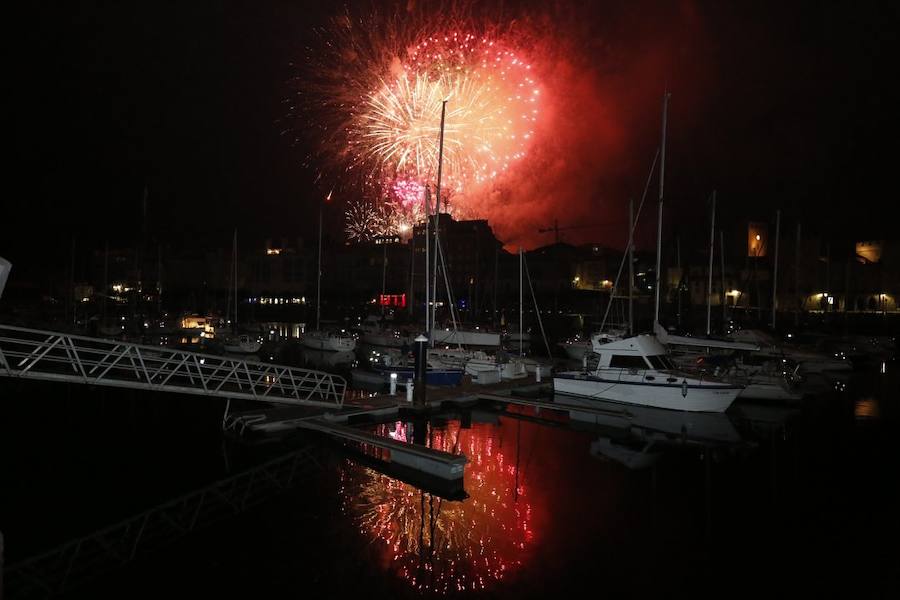 Las inolvidables postales de Gijón que deja la noche de los fuegos