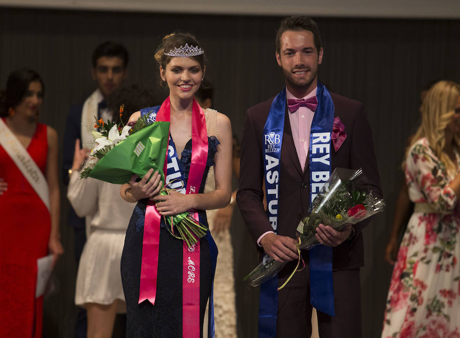 David García y Rocío Fidalgo fueron los elegidos tras una ceremonia de tres desfiles distintos. celebrada en la Feria. Él, tiene 31 años y compagina su trabajo de camarero con los estudios. Ella estudia para convertirse en auxiliar de veterinaria a sus 20 años.