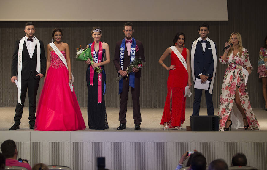 David García y Rocío Fidalgo fueron los elegidos tras una ceremonia de tres desfiles distintos. celebrada en la Feria. Él, tiene 31 años y compagina su trabajo de camarero con los estudios. Ella estudia para convertirse en auxiliar de veterinaria a sus 20 años.