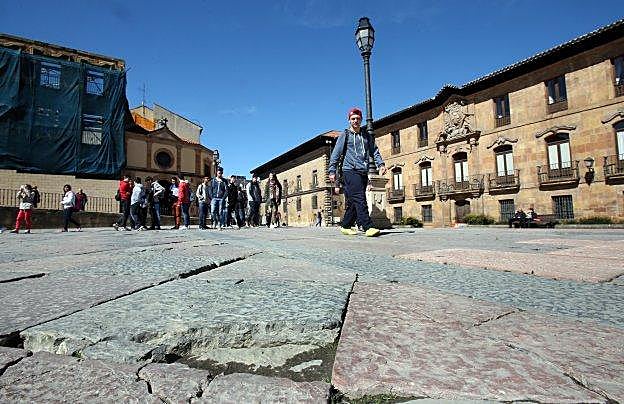 Losas rotas en la plaza de Alfonso II El Casto. 