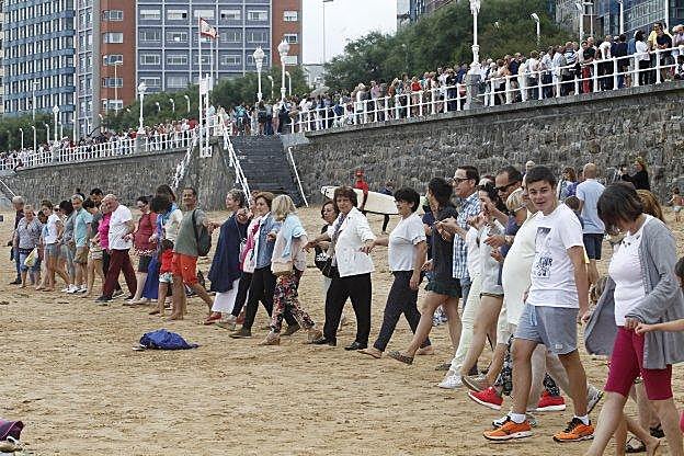 Cientos de personas bailaron la danza prima tanto en la arena de San Lorenzo como en el paseo del Muro, que lució lleno durante la mañana. 