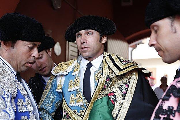 Cayetano Rivera Ordóñez, antes de entrar al ruedo. :: DAMIÁN ARIENZA