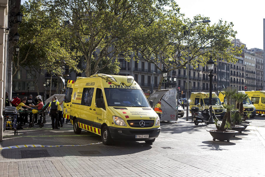 Una furgoneta blanca ha arremetido contra los viandantes en una de las calles más turísticas de Barcelona