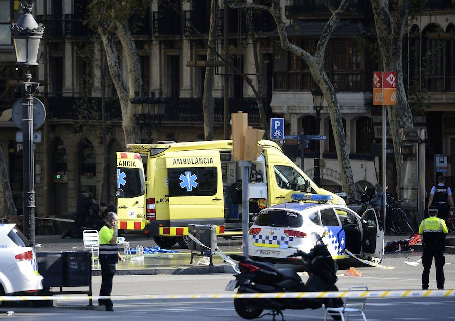 Una furgoneta blanca ha arremetido contra los viandantes en una de las calles más turísticas de Barcelona