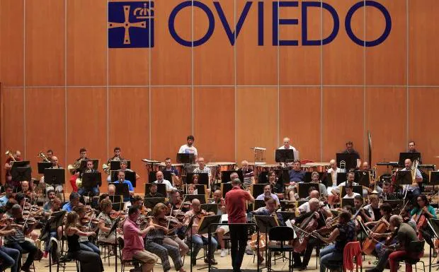 Los músicos de Oviedo Filarmonía y la Orquesta Sinfónica del Principado se unen para sobrecoger al público en 'Siegfried', tercer título del 'Anillo del Nibelungo'. 