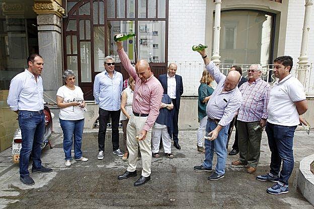 El concejal de Cultura, Jesús Martínez, se animó a demostrar su habilidad escanciadora :: FOTOS: PAÑEDA.