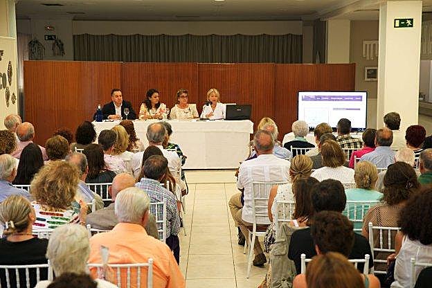 ïñigo Noriega, director de EL DIARIO MONTAÑÉS, Charo Fernández Román, alcaldesa de Ribadesella, Ana Soberón, presidenta de Navegantes, y la historiadora Tatús Gil presentaron la asociación en El Peral. 