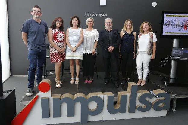 Héctor Colunga, Yolanda Carrizo, Mariví Martínez, Chabela Martínez, José Ángel García, Silvia García y Marta Fernández, en el pabellón de Gijón. :: D. ARIENZA