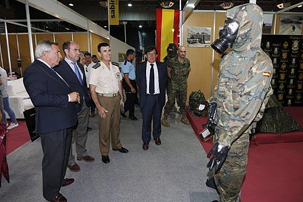 Álvaro Muñiz, David Argüelles, el coronel Roca, Luis Miguel Torres y el brigada Senén. :: FOTOS: DAMIÁN ARIENZA