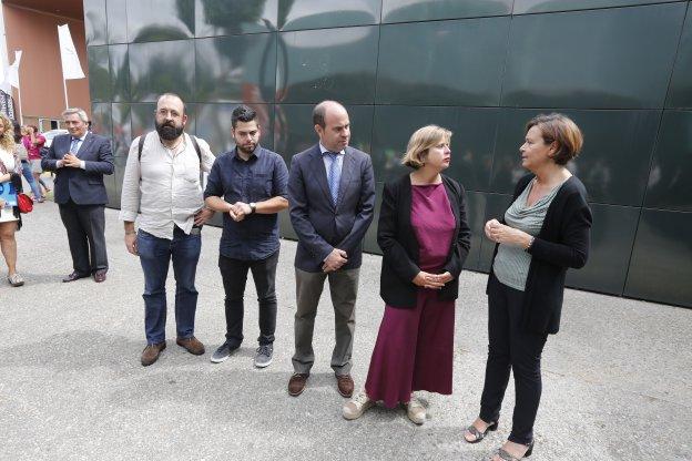 Carmen Moriyón conversa con Ana Taboada ante el pabellón de Gijón en el inicio de la visita de la delegación ovetense. Junto a ellas, David Argüelles, Rubén Rosón y David Acera. Más rezagado, Álvaro Muñiz. :: FOTOS: JORGE PETEIRO