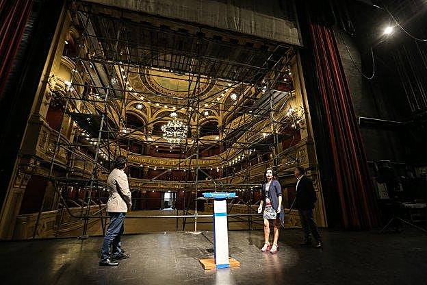 Carlos Cuadros, Yolanda Alonso y Julio Redondo miran el resultado de las obras, con el andamio aún levantado ante el escenario. 