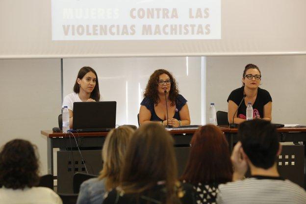 Lara Alcázar, Blanca Aranda y Emma González, durante la charla celebrada en el Antiguo Instituto. 