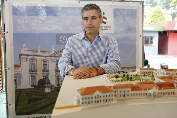 Lino Ramos posa con la maqueta de un palacio y su jardín. :: ARIENZA