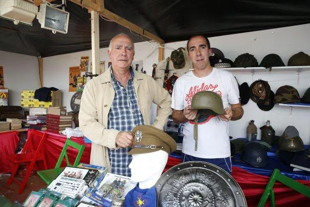 Alejandro y Aitor Silgado, con las piezas bélicas. :: FOTOS: ARIENZA