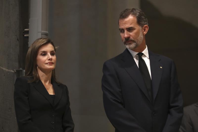 Los Reyes, Rajoy y Puigdemont presiden una ceremonia de homenaje por los atentados en Barcelona y Cambrils