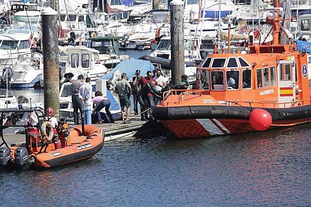 La Guardia Civil desembarca en el puerto deportivo de Ribadesella el cuerpo del fallecido. 