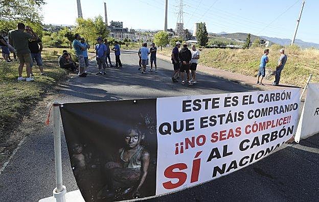 Los mineros de Astur Leonesa se concentraron ayer pacíficamente a la entrada de la central termoeléctrica de Compostilla. 