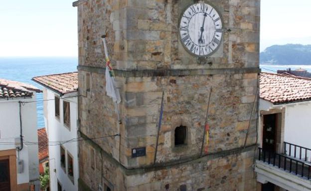 La Torre del Reloj, ayer, con las banderas oficiales arrancadas. 