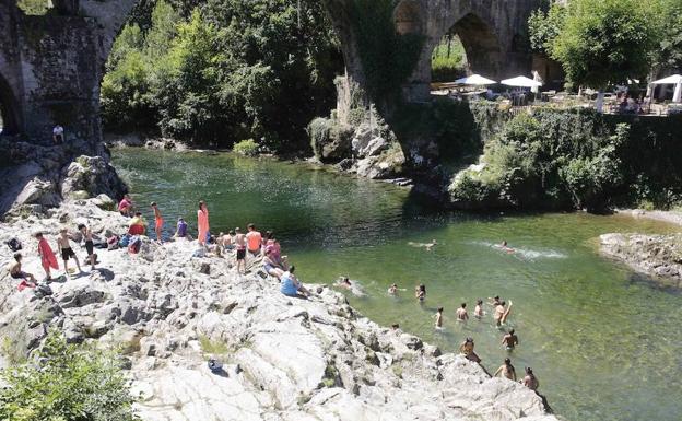 El río Sella, bajo el puente de Cangas de Onís, convertido en una playa fluvial.