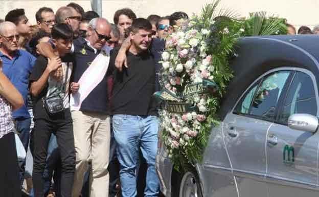 Familiares de Rocío Cortés, afligidos junto al coche fúnebre.